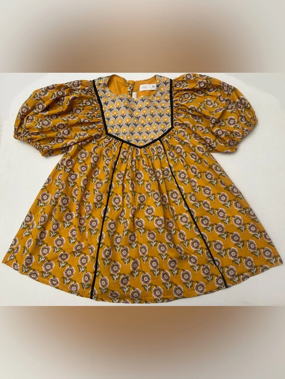 Zara girl’s Mustard Floral Puff-Sleeve Dress with Black Trim.  Size 3-4T.